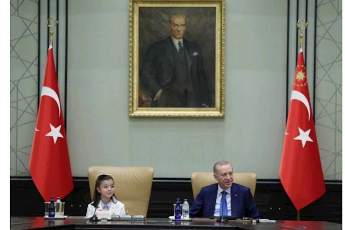 Ərdoğan öz vəzifəsini 4-cü sinif şagirdinə təhvil verdi — VİDEO