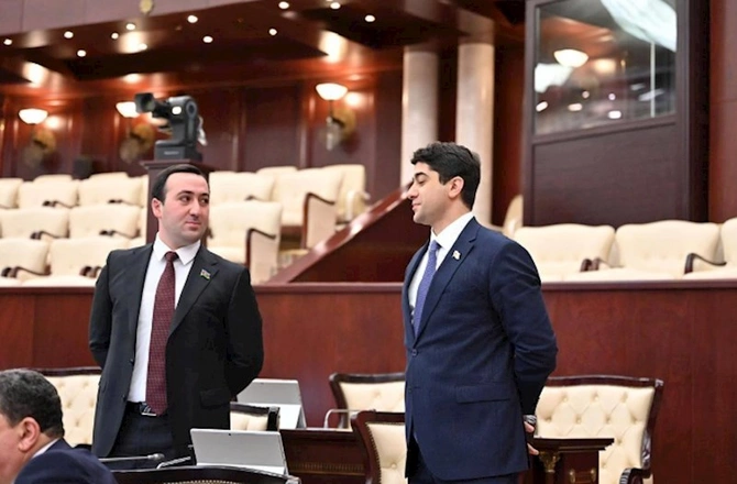 Gənc deputatların “şəkil həvəsi”... — Parlamentə “fotostudiya” kimi baxan millət vəkillərinin əsl vəzifəsi nədir? (FOTOLAR)