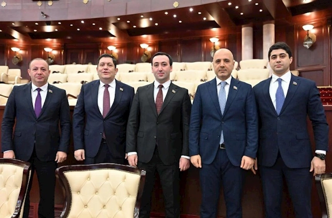Gənc deputatların “şəkil həvəsi”... — Parlamentə “fotostudiya” kimi baxan millət vəkillərinin əsl vəzifəsi nədir? (FOTOLAR)