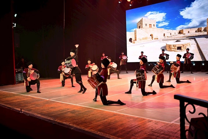 Dövlət Rəqs Ansamblı Bişkekdə Mənim Azərbaycanım konsert proqramı ilə çıxış edib — FOTOLAR Dövlət Rəqs Ansamblı Bişkekdə Mənim Azərbaycanım konsert proqramı ilə çıxış edib — FOTOLAR