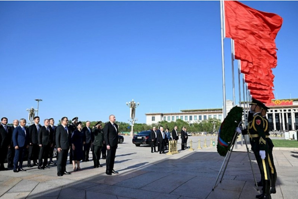 İlham Əliyev Pekində Xalq Qəhrəmanları Abidəsini ziyarət etdi — YENİLƏNİB