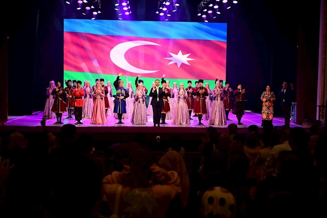 Dövlət Rəqs Ansamblı Bişkekdə Mənim Azərbaycanım konsert proqramı ilə çıxış edib — FOTOLAR Dövlət Rəqs Ansamblı Bişkekdə Mənim Azərbaycanım konsert proqramı ilə çıxış edib — FOTOLAR