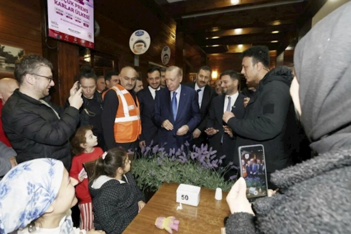 Ərdoğan zəlzələyə görə küçədə gecələyənlərə baş çəkdi — VİDEO
