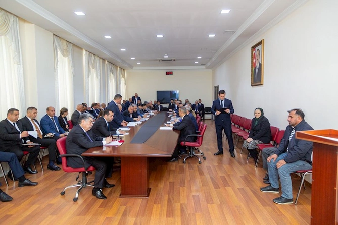 Salyan RİH başçısı Rüstəm Xəlilov vətəndaşları qəbul edib — FOTOLAR Salyan RİH başçısı Rüstəm Xəlilov vətəndaşları qəbul edib — FOTOLAR