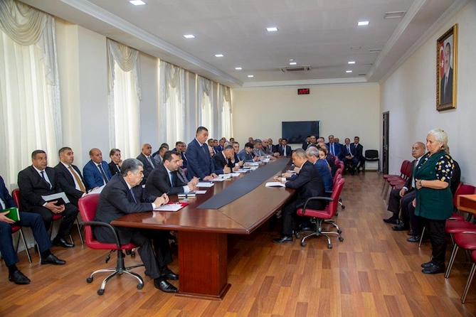 Salyan RİH başçısı Rüstəm Xəlilov vətəndaşları qəbul edib — FOTOLAR Salyan RİH başçısı Rüstəm Xəlilov vətəndaşları qəbul edib — FOTOLAR
