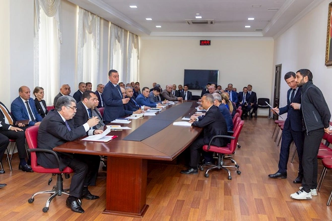 Salyan RİH başçısı Rüstəm Xəlilov vətəndaşları qəbul edib — FOTOLAR Salyan RİH başçısı Rüstəm Xəlilov vətəndaşları qəbul edib — FOTOLAR