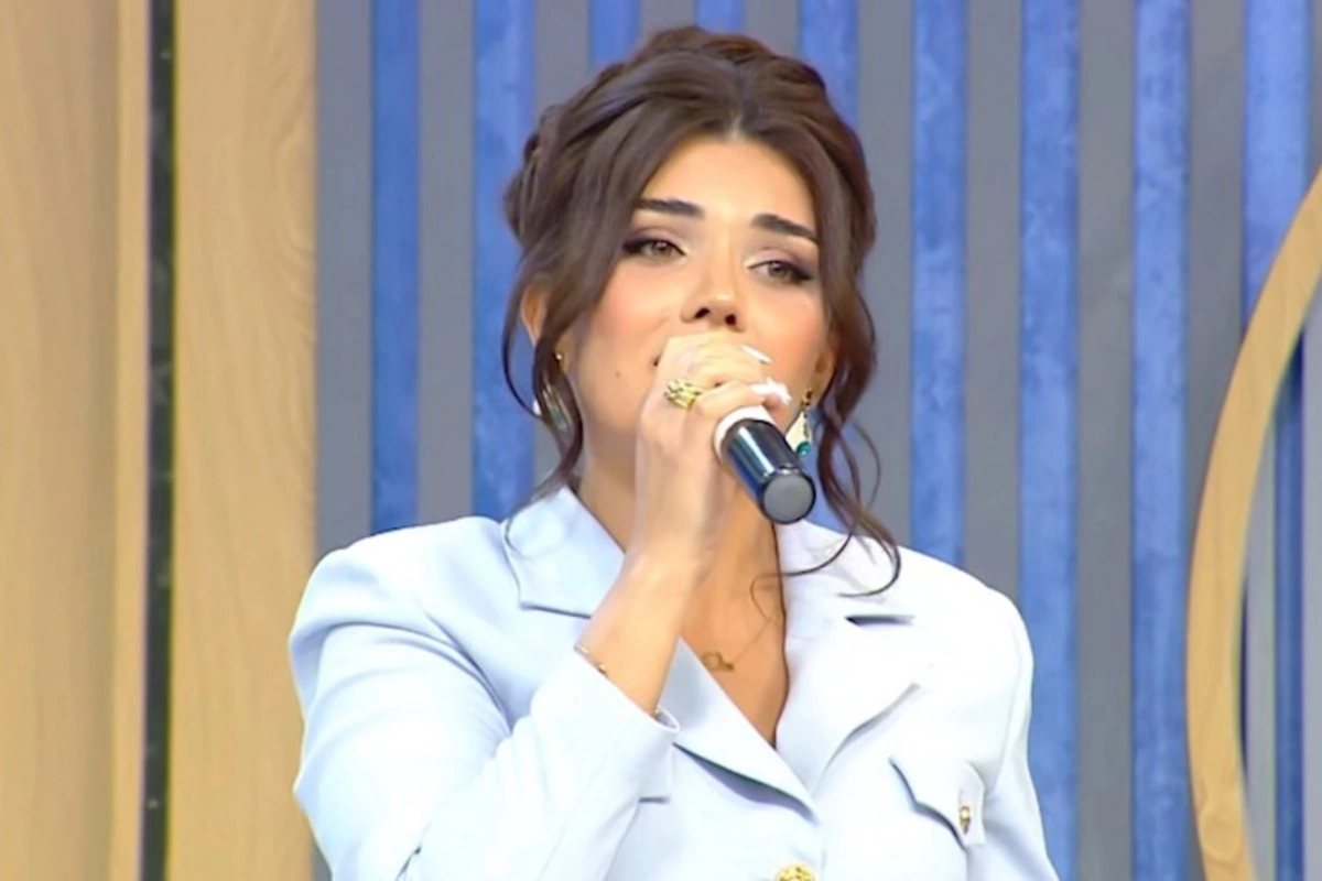 Canlı efirdə oxuya bilməyən müğənni: 3 ay əvvəl dırnaq ustası idim, indi isə müğənni... — VİDEO