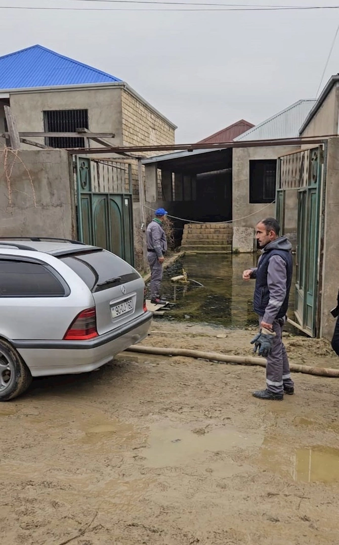 Abşeron RİH: Suyun çəkilməsi istiqamətinə işlər müntəzəm icra edilir — FOTOLAR Abşeron RİH: Suyun çəkilməsi istiqamətinə işlər müntəzəm icra edilir — FOTOLAR
