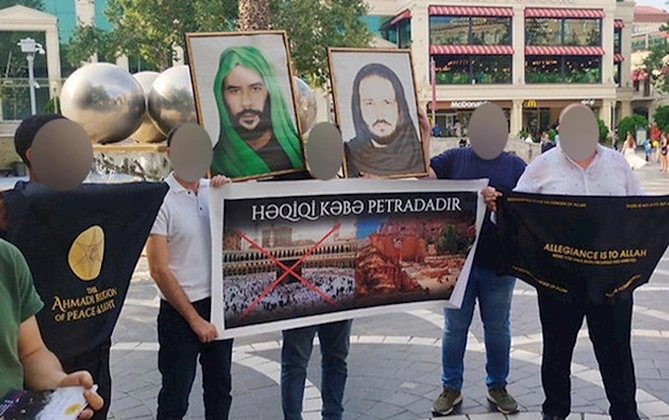 “28 Mall”un qarşısında plakat açan təriqət üzvləri həbs edildi — FOTOLAR