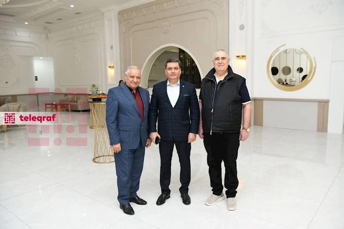 Şərurlu İsfəndiyar siyasətçi və yazarlara bahalı restoranında qonaqlıq verdi — FOTOLAR Şərurlu İsfəndiyar siyasətçi və yazarlara bahalı restoranında qonaqlıq verdi — FOTOLAR