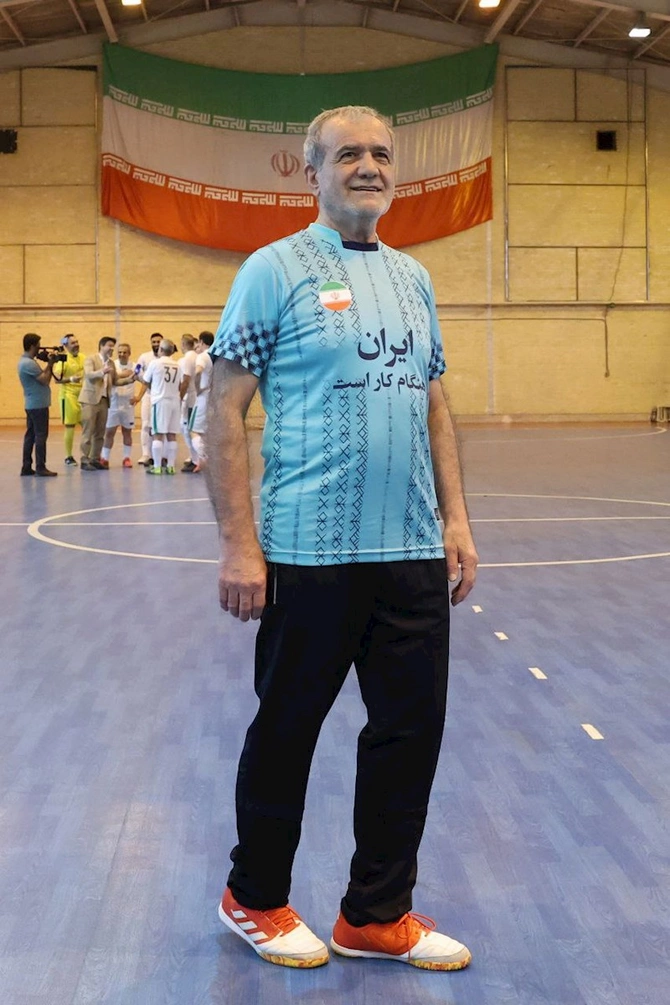 Pezeşkian futbol oynadı — FOTOLAR