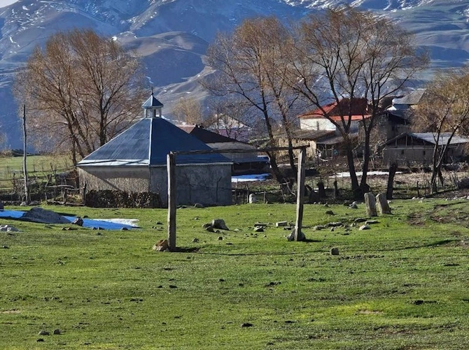 Qubada tarixi abidənin hissələri futbol qapısı kimi istifadə edilir — FOTOLAR Qubada tarixi abidənin hissələri futbol qapısı kimi istifadə edilir — FOTOLAR