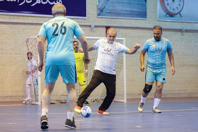 Pezeşkian futbol oynadı — FOTOLAR