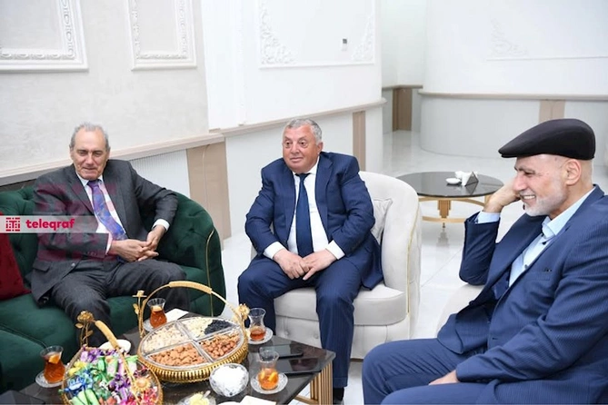 Şərurlu İsfəndiyar siyasətçi və yazarlara bahalı restoranında qonaqlıq verdi — FOTOLAR Şərurlu İsfəndiyar siyasətçi və yazarlara bahalı restoranında qonaqlıq verdi — FOTOLAR