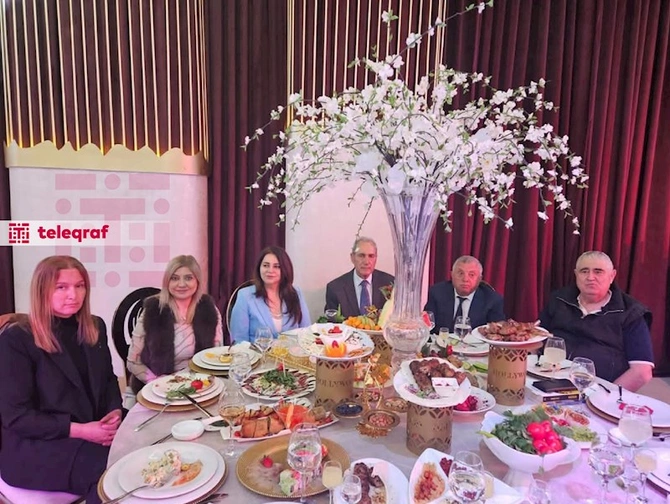 Şərurlu İsfəndiyar siyasətçi və yazarlara bahalı restoranında qonaqlıq verdi — FOTOLAR Şərurlu İsfəndiyar siyasətçi və yazarlara bahalı restoranında qonaqlıq verdi — FOTOLAR