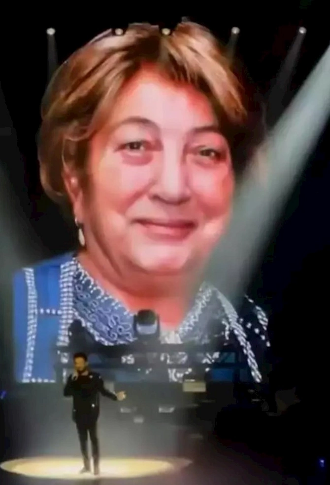 Anasının sevdiyi mahnını oxuyub hönkür-hönkür ağladı — VİDEO (FOTO)