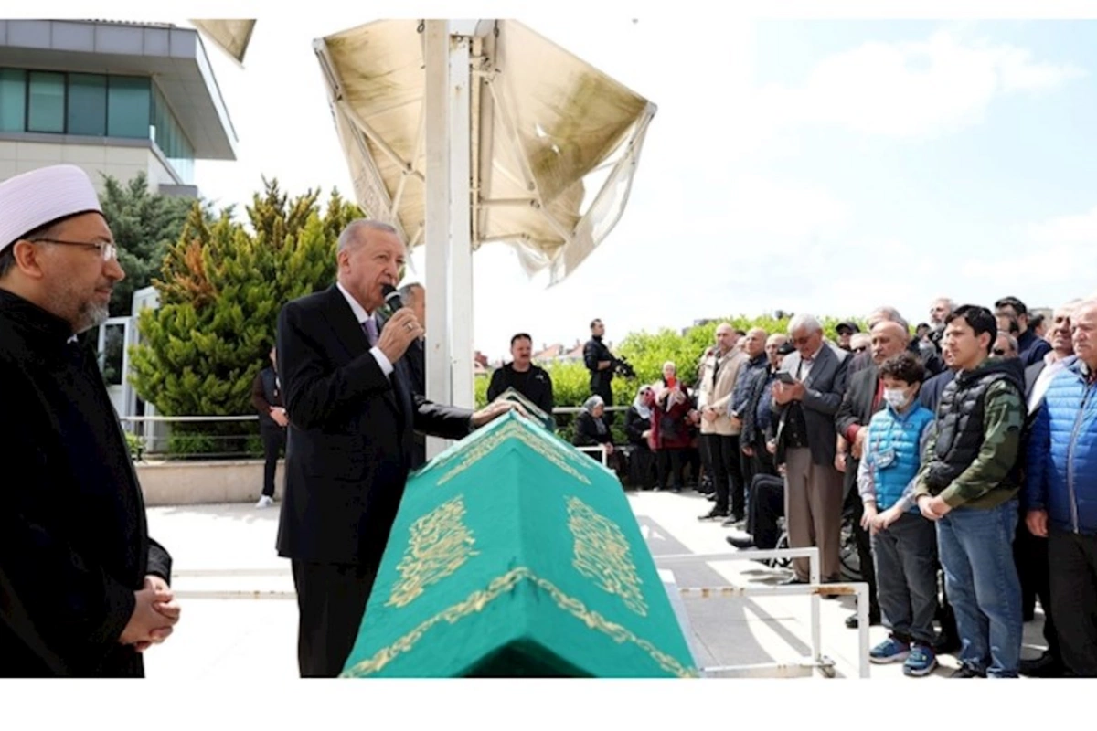 Ərdoğan müəlliminin cənazə namazında