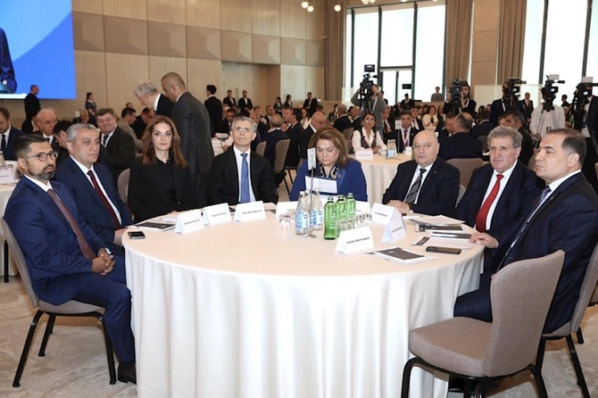 “Rəqəmsallaşma və süni intellektin iş yerlərinə təsiri” mövzusunda konfrans keçirilib — FOTOLAR