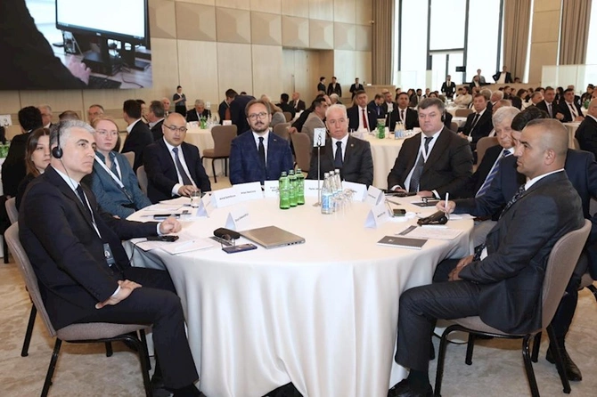 “Rəqəmsallaşma və süni intellektin iş yerlərinə təsiri” mövzusunda konfrans keçirilib — FOTOLAR