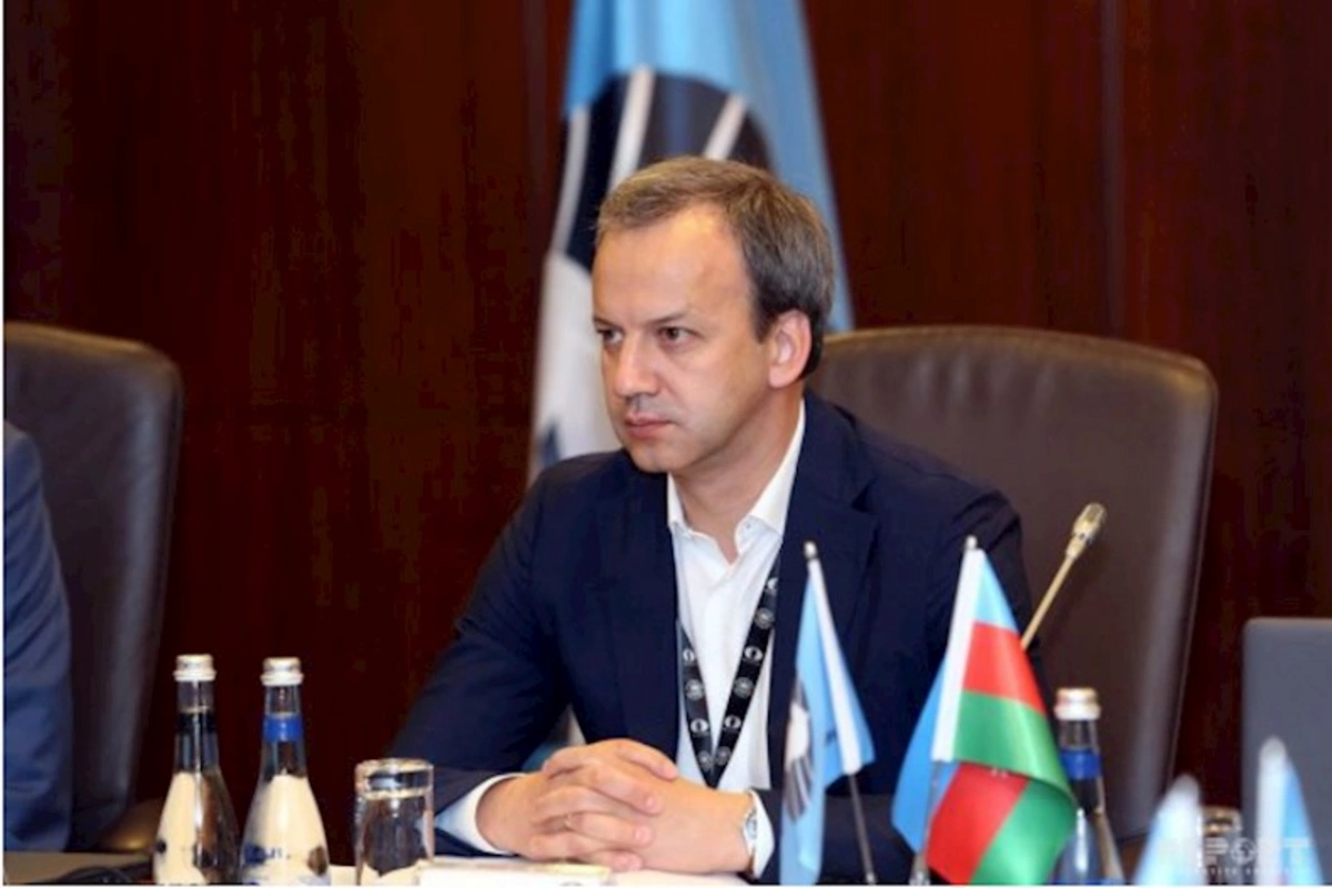 FIDE prezidenti Bakıya gəldi