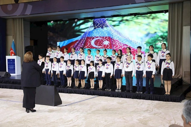 “Rəqəmsallaşma və süni intellektin iş yerlərinə təsiri” mövzusunda konfrans keçirilib — FOTOLAR
