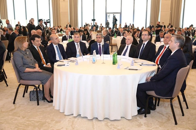 “Rəqəmsallaşma və süni intellektin iş yerlərinə təsiri” mövzusunda konfrans keçirilib — FOTOLAR