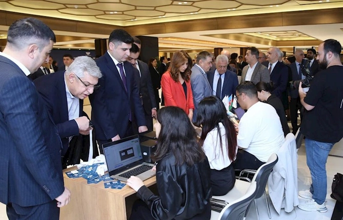 “Rəqəmsallaşma və süni intellektin iş yerlərinə təsiri” mövzusunda konfrans keçirilib — FOTOLAR