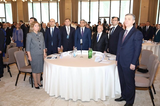 “Rəqəmsallaşma və süni intellektin iş yerlərinə təsiri” mövzusunda konfrans keçirilib — FOTOLAR