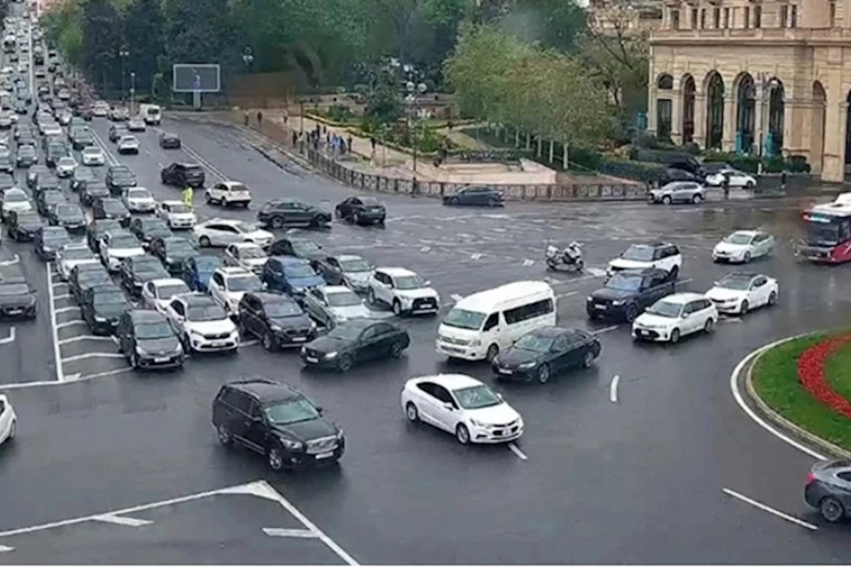 Yağışlı Bakının tıxaclı yolları… — SİYAHI