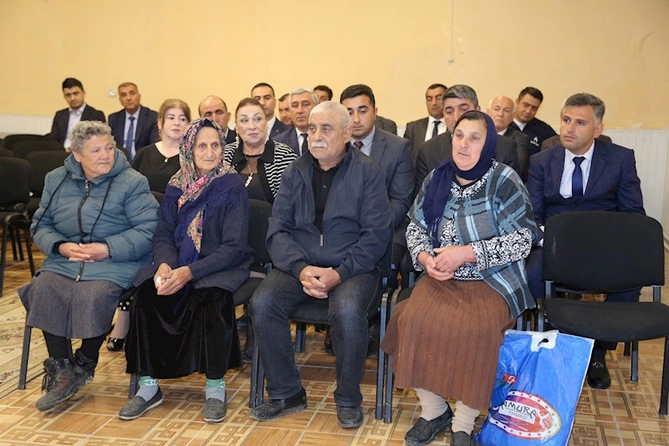 Sevindik Hətəmov növbəti vətəndaş qəbulunu keçirdi — FOTOLAR Sevindik Hətəmov növbəti vətəndaş qəbulunu keçirdi — FOTOLAR