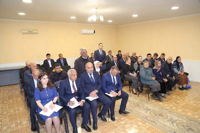 Sevindik Hətəmov növbəti vətəndaş qəbulunu keçirdi — FOTOLAR Sevindik Hətəmov növbəti vətəndaş qəbulunu keçirdi — FOTOLAR