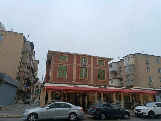 Sakinləri aldadıb, binanın həyətində restoran tikdilər: Zəfəran Otdıx yüzlərlə ailənin kabusuna çevrilib — VİDEO