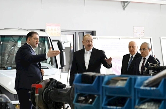 Prezident xüsusi təyinatlı avtomobil sürdü — FOTOLAR