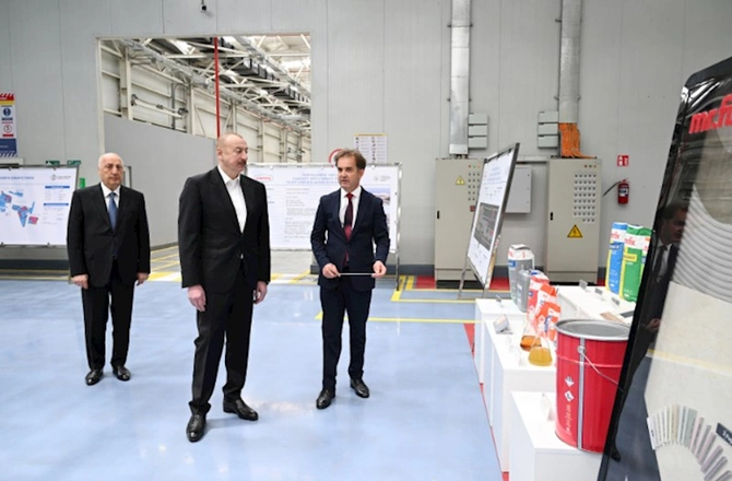 Prezident xüsusi təyinatlı avtomobil sürdü — FOTOLAR
