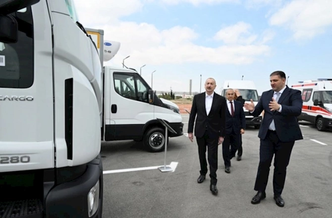 Prezident xüsusi təyinatlı avtomobil sürdü — FOTOLAR
