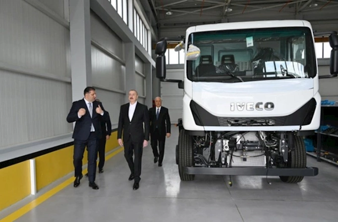Prezident xüsusi təyinatlı avtomobil sürdü — FOTOLAR