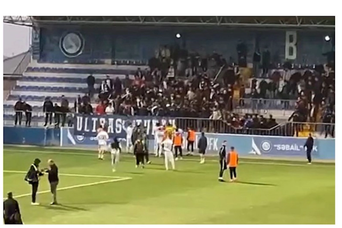 Azərbaycanlı futbolçu azarkeşlərlə dalaşdı — VİDEO