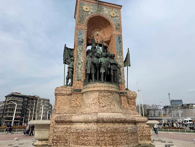 İstanbulun 572 illik əzəməti: Taksimdən Ayasofyaya uzanan yol — FOTOLAR İstanbulun 572 illik əzəməti: Taksimdən Ayasofyaya uzanan yol — FOTOLAR