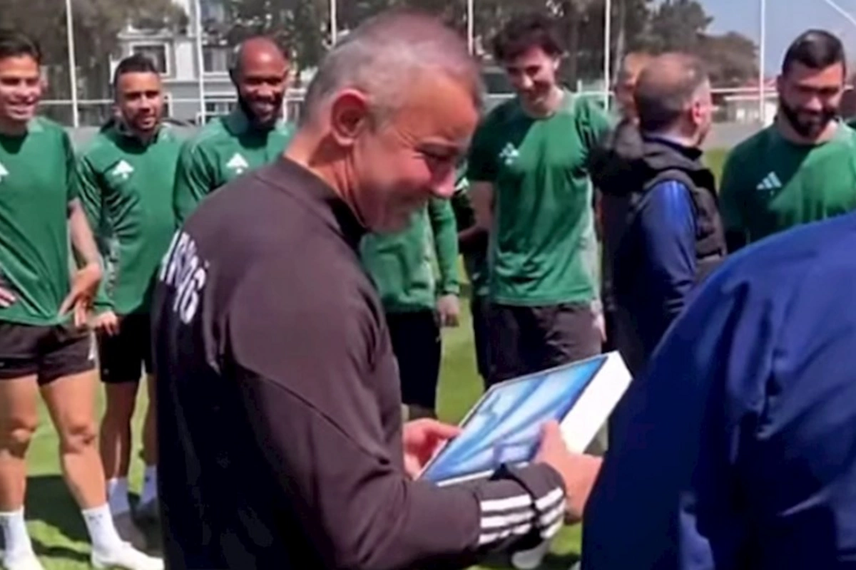 Futbolçuları Qurban Qurbanova yeni planşet aldı — VİDEO