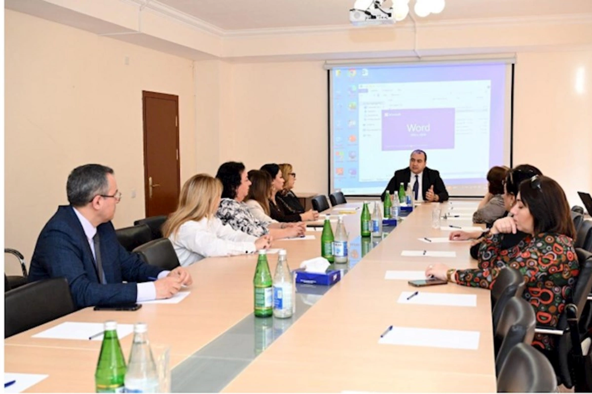 Müəllimlər üçün təlimin keçirilməsi qaydaları müzakirə edilib — FOTOLAR