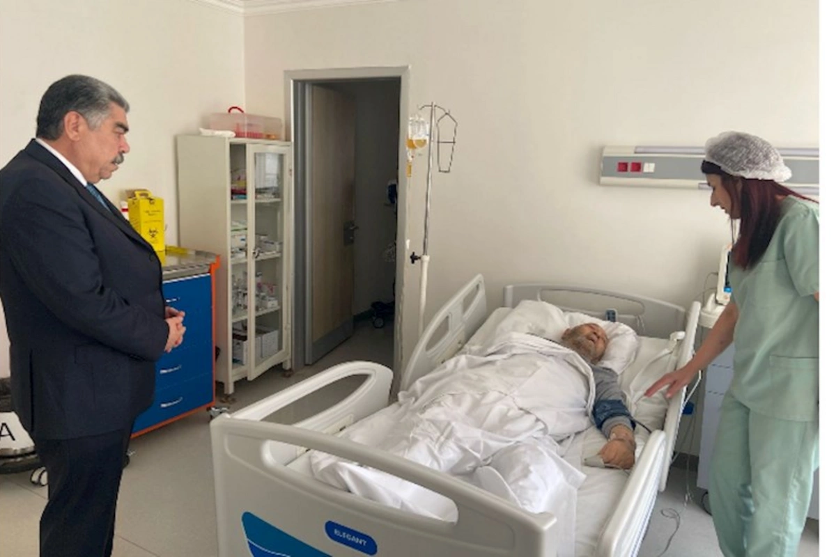 Rüstəm Xəlilov şəhid atasını xəstəxanada ziyarət etdi — FOTO