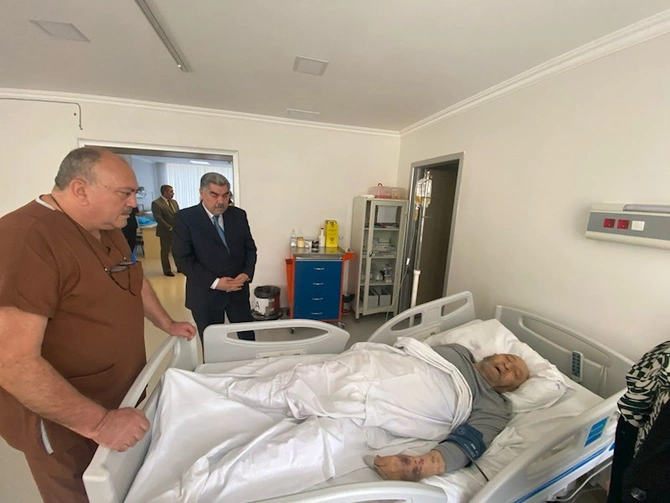 Rüstəm Xəlilov şəhid atasını xəstəxanada ziyarət etdi — FOTO