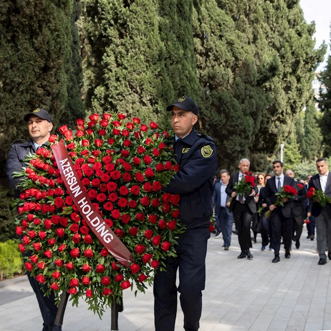 “Azərsun Holdinq”in rəhbər heyəti Fəxri xiyabanda — FOTOLAR