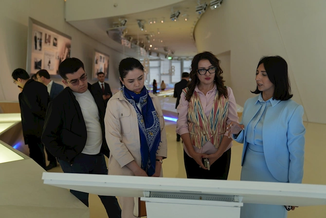 Özbəkistan nümayəndə heyəti Bakının tarixi və mədəni məkanları ilə tanış olub — FOTO Özbəkistan nümayəndə heyəti Bakının tarixi və mədəni məkanları ilə tanış olub — FOTO