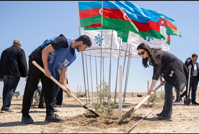 Ümummilli Liderin anadan olmasının 102-ci ildönümünə həsr olunan ağacəkmə aksiyası keçirildi — FOTOLAR Ümummilli Liderin anadan olmasının 102-ci ildönümünə həsr olunan ağacəkmə aksiyası keçirildi — FOTOLAR