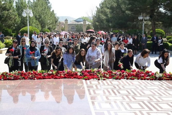 Hacıqabulda Heydər Əliyevin anadan olmasının 102-ci ildönümünə həsr olunmuş tədbir keçirildi — FOTOLAR Hacıqabulda Heydər Əliyevin anadan olmasının 102-ci ildönümünə həsr olunmuş tədbir keçirildi — FOTOLAR
