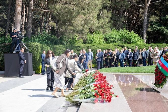 ETSN-in kollektivi Ulu Öndər Heydər Əliyevin məzarını ziyarət edib — FOTOLAR