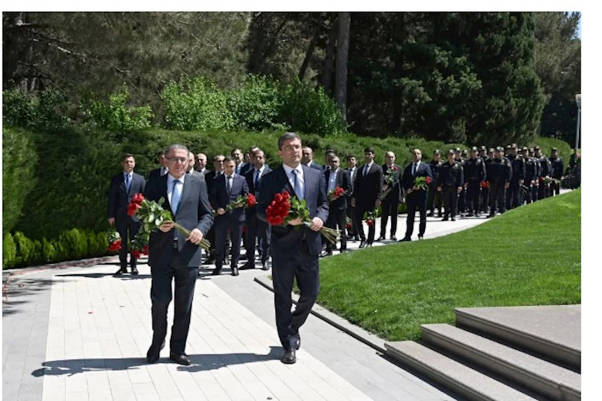 MEDİA-nın kollektivi Heydər Əliyevin məzarını ziyarət etdi — FOTOLAR