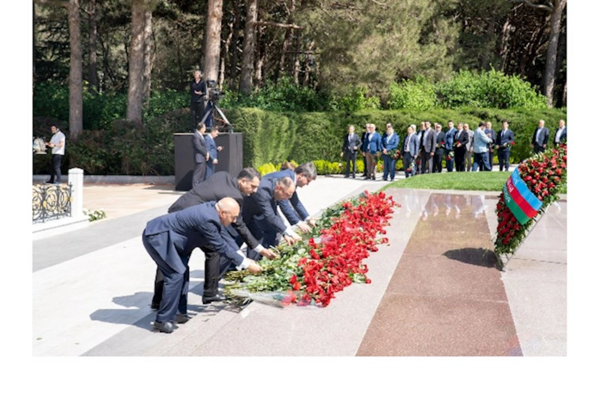 ETSN-in kollektivi Ulu Öndər Heydər Əliyevin məzarını ziyarət edib — FOTOLAR