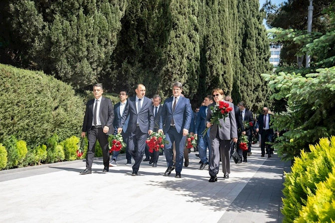 ETSN-in kollektivi Ulu Öndər Heydər Əliyevin məzarını ziyarət edib — FOTOLAR
